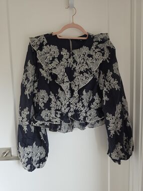 Jacqui E Floral Embroidered Navy Peplum Blouse NWOT